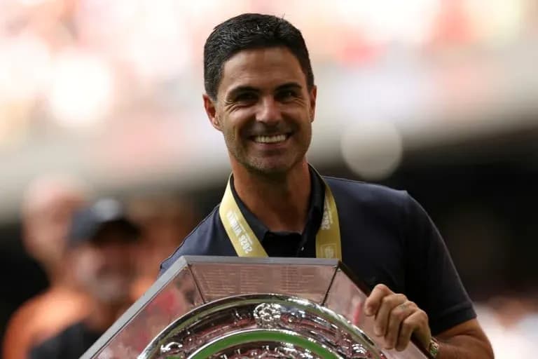 Entrenador sosteniendo trofeo en celebración