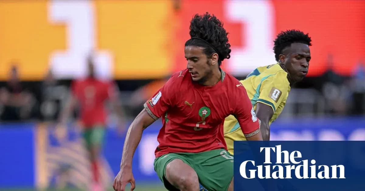 Jugador de Marruecos driblando ante oponente durante partido