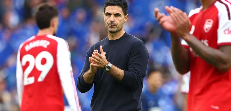 Entrenador aplaudiendo a jugadores en el campo