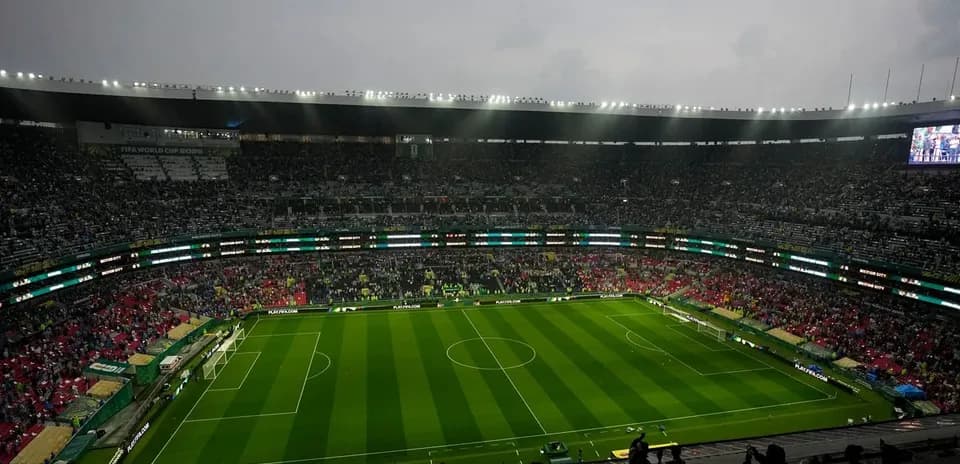 Estadio lleno antes de un partido de fútbol