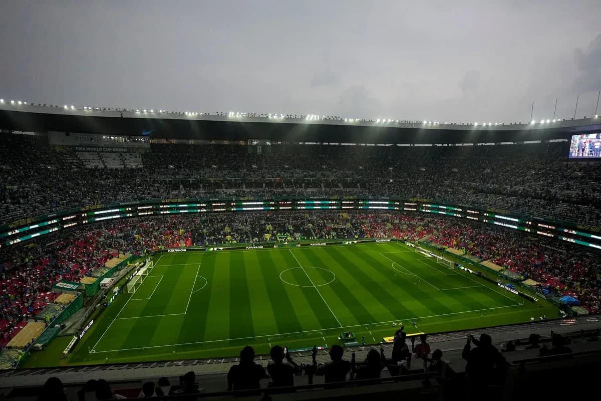 Estadio lleno antes de un partido de fútbol