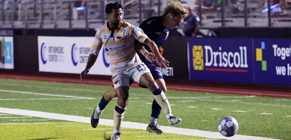 Jugador de Knoxville persiguiendo el balón