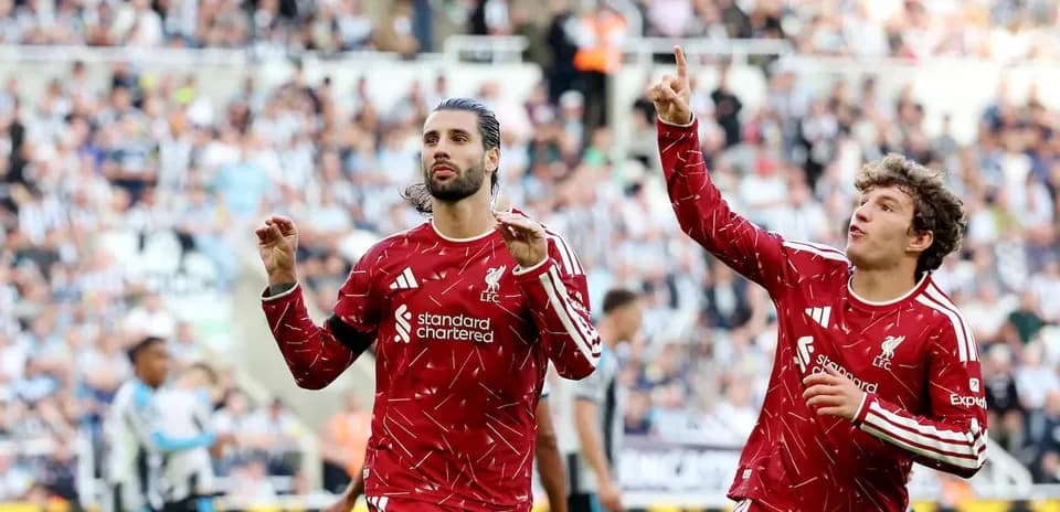 Jugadores de Liverpool celebrando un gol en el partido