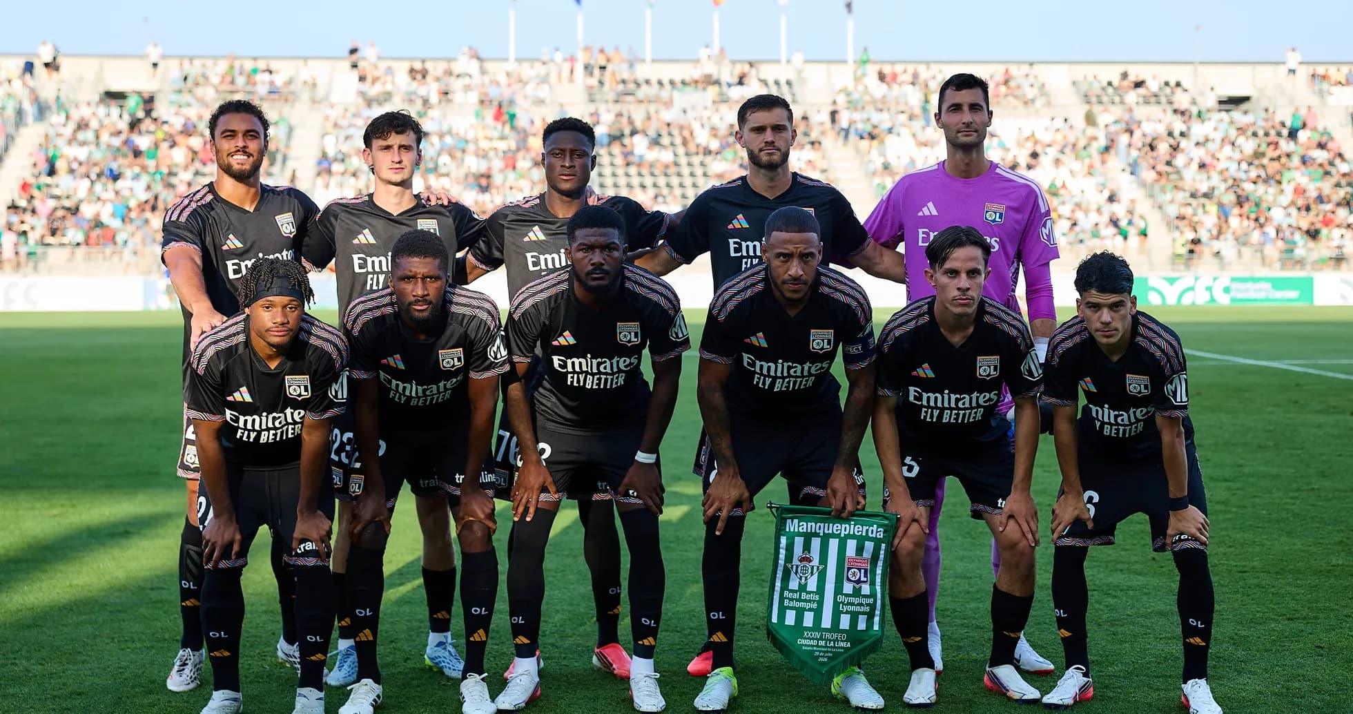 Equipo de Lyon antes del partido contra Sparta Praha