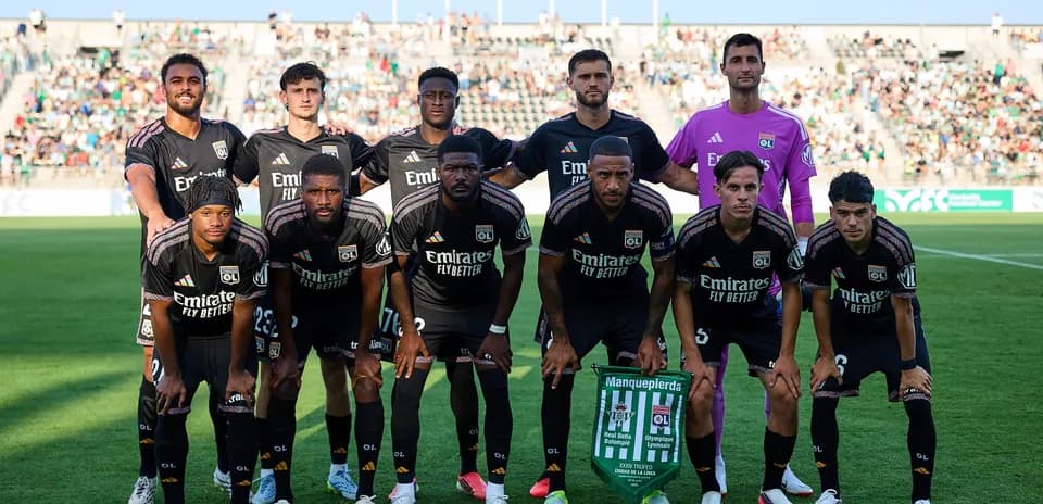 Equipo de Lyon antes del partido contra Sparta Praha