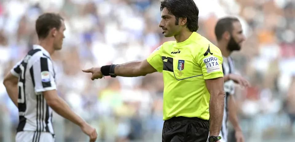 Árbitro dirigiéndose a jugador durante partido