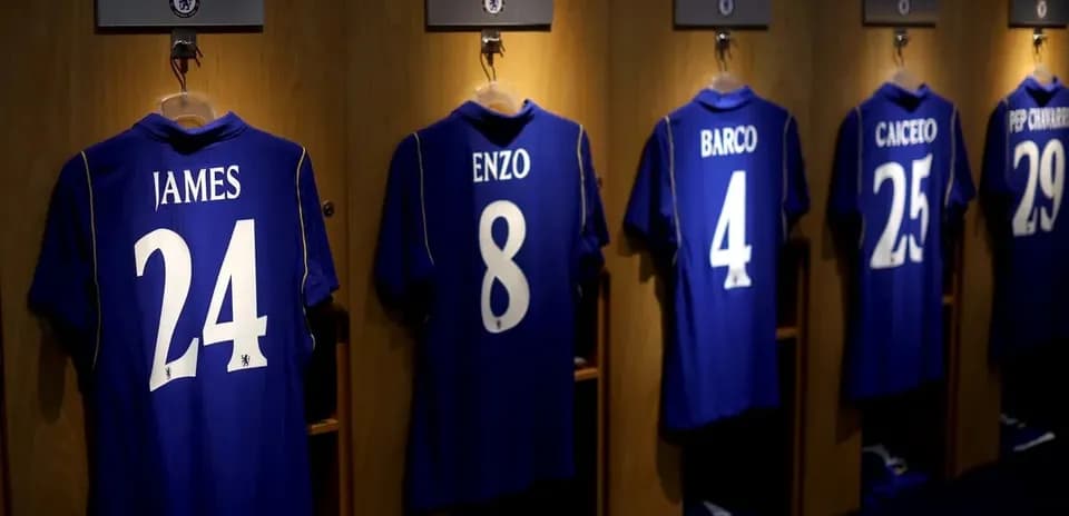 Camisetas de jugadores colgadas en vestuario de Chelsea