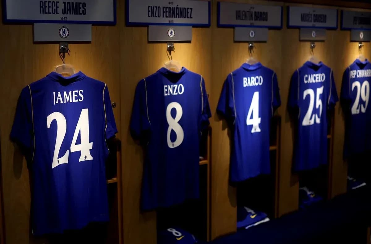Camisetas de jugadores colgadas en vestuario de Chelsea