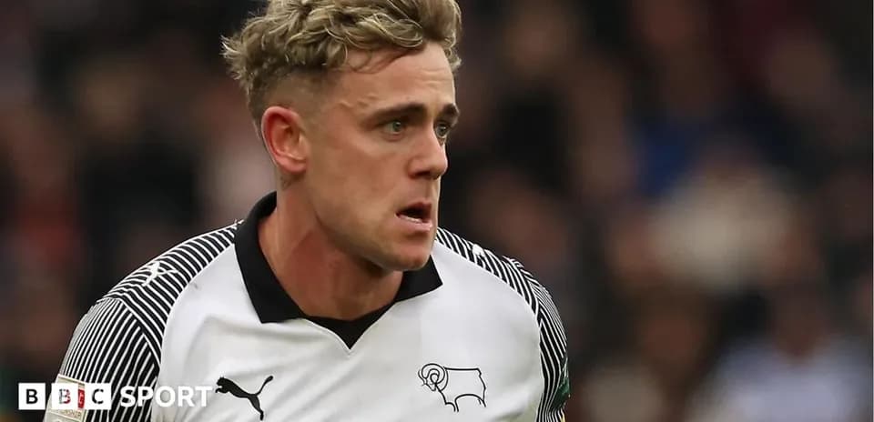 Jugador de Derby County en acción durante un partido