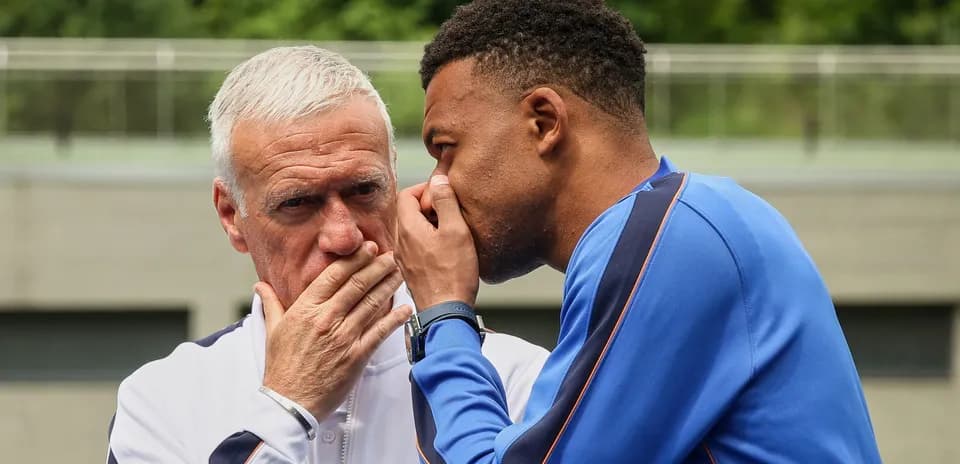 Entrenador y jugador conversando en entrenamiento