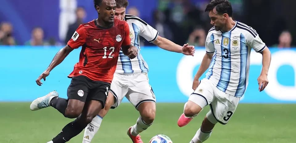 Jugador de Egipto desafiando a dos jugadores argentinos