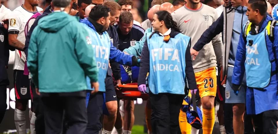 Jugadores y personal médico evacuando a un jugador lesionado
