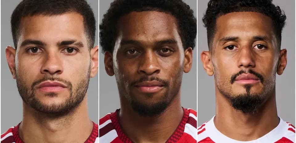Tres jugadores posando en uniforme de equipo