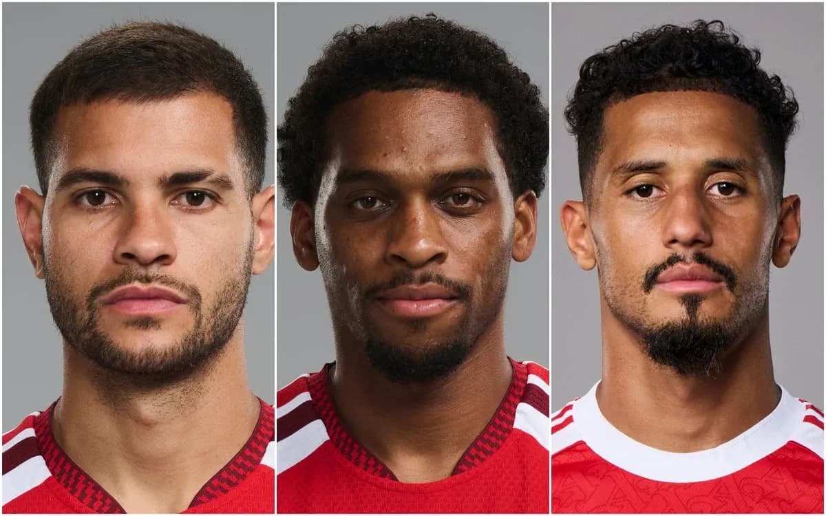 Tres jugadores posando en uniforme de equipo