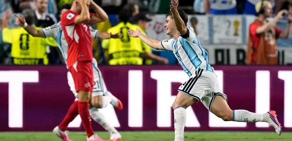 Jugador de Argentina celebra un gol en el partido