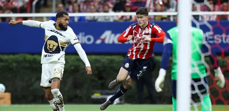 Jugador de Pumas en acción contra Chivas