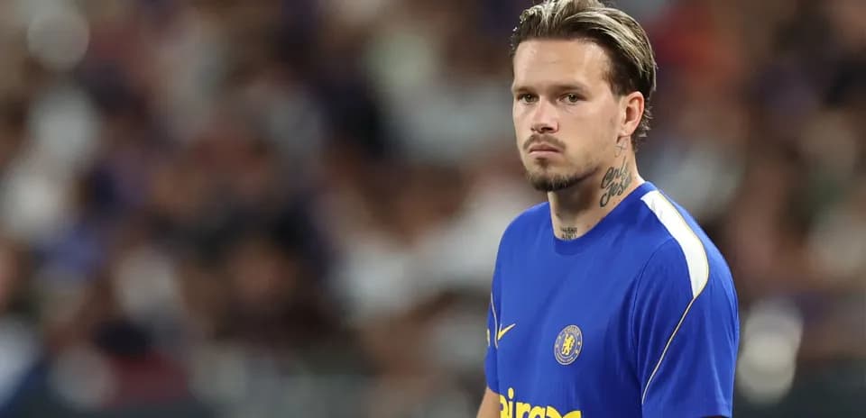 Jugador con camiseta azul de Chelsea en el campo