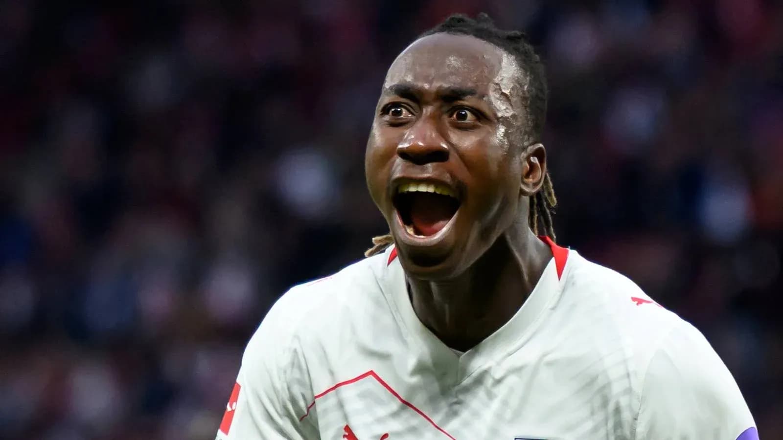 Jugador celebrando un gol con emoción en el campo