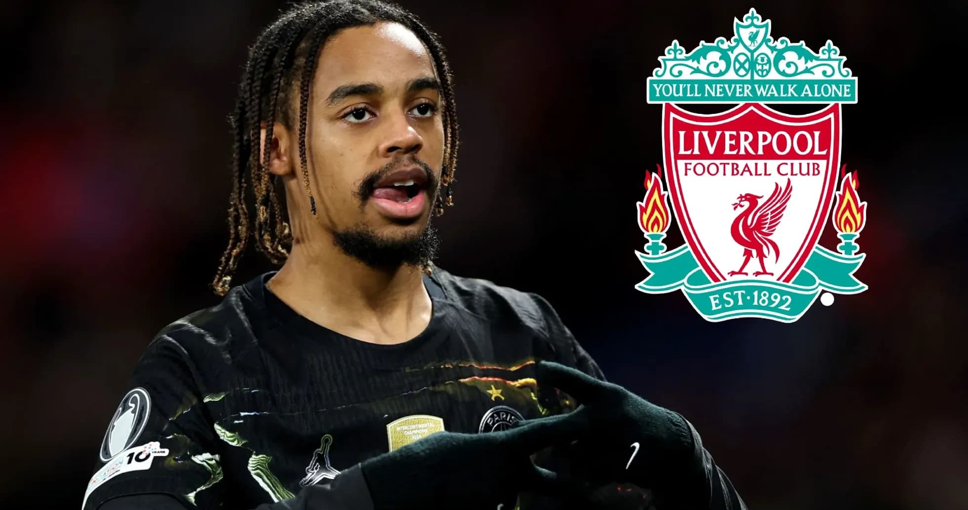 Jugador señalando el logo de Liverpool FC