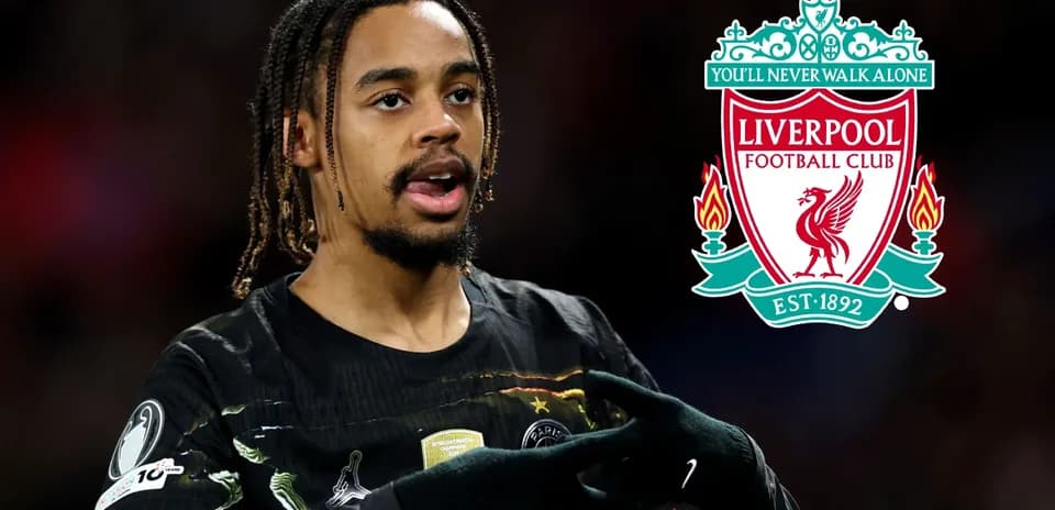 Jugador señalando el logo de Liverpool FC
