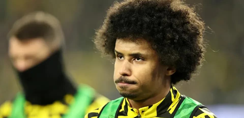 Jugador en el banquillo con uniforme de equipo