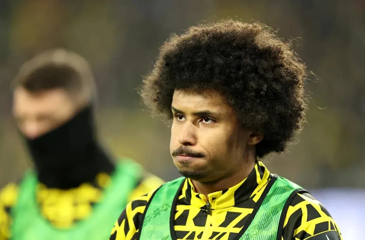 Jugador en el banquillo con uniforme de equipo