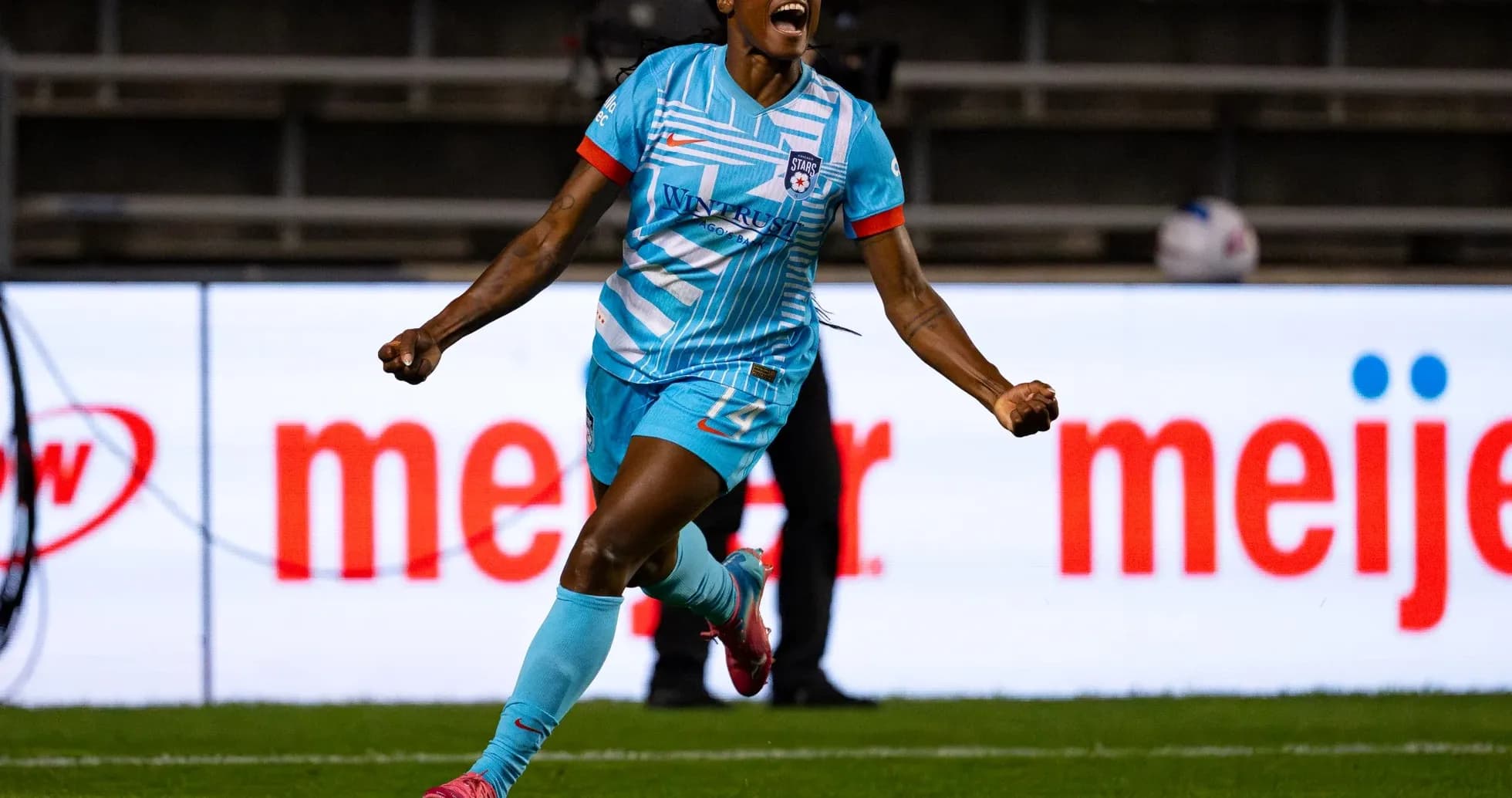 Jugadora celebra un gol durante el partido