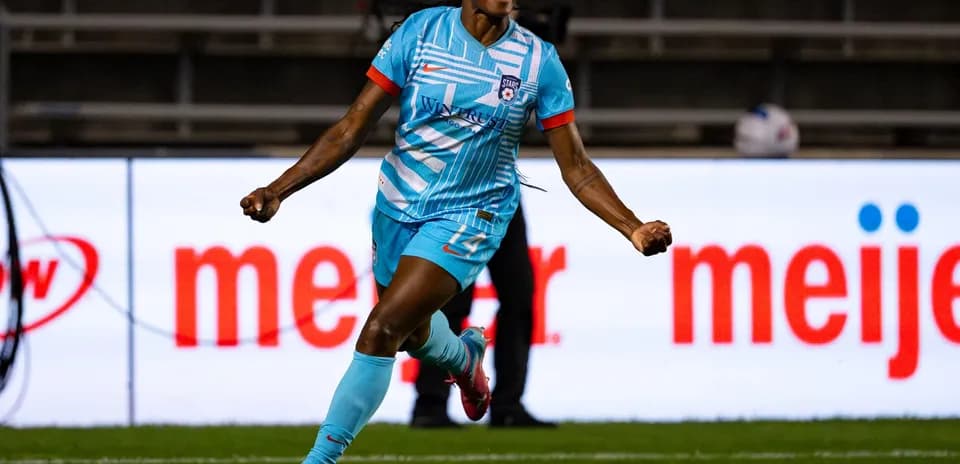 Jugadora celebra un gol durante el partido