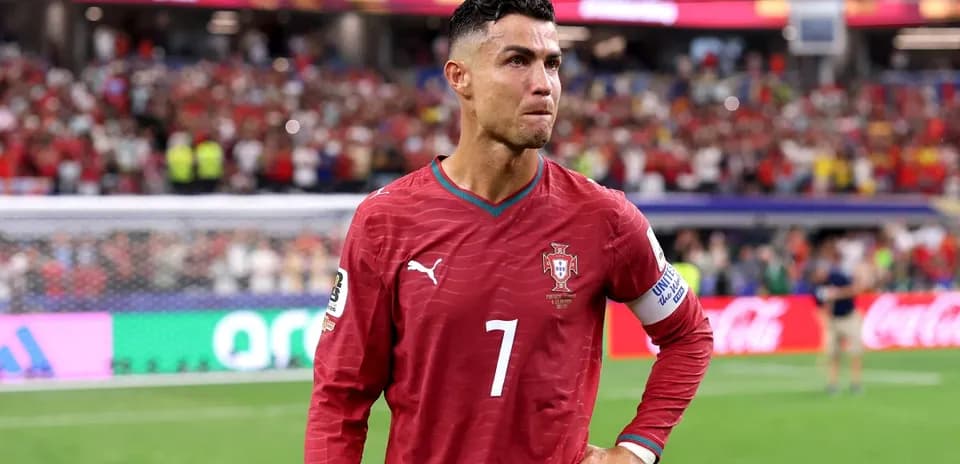 Cristiano Ronaldo en el campo tras el partido
