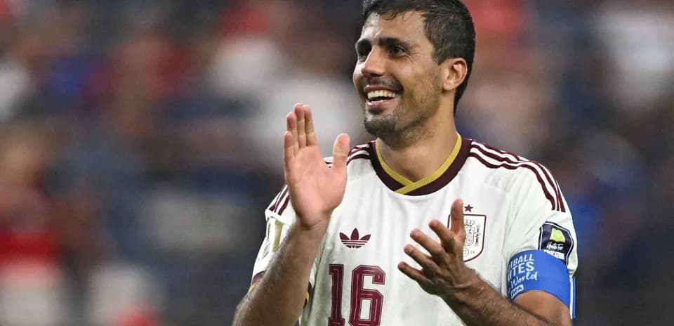 Jugador de España aplaudiendo en el campo