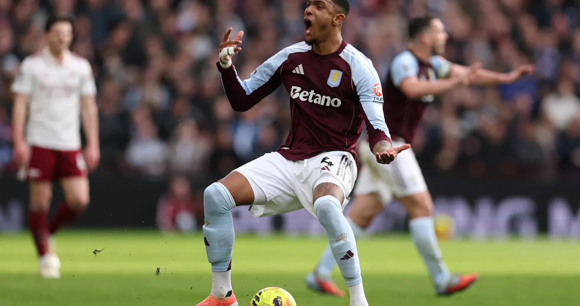 Jugador de Aston Villa en acción durante el partido