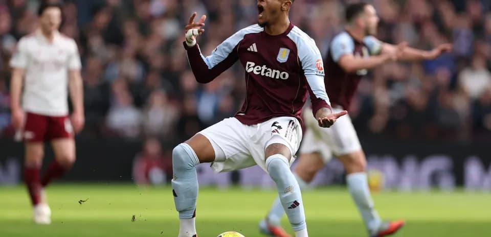 Jugador de Aston Villa en acción durante el partido