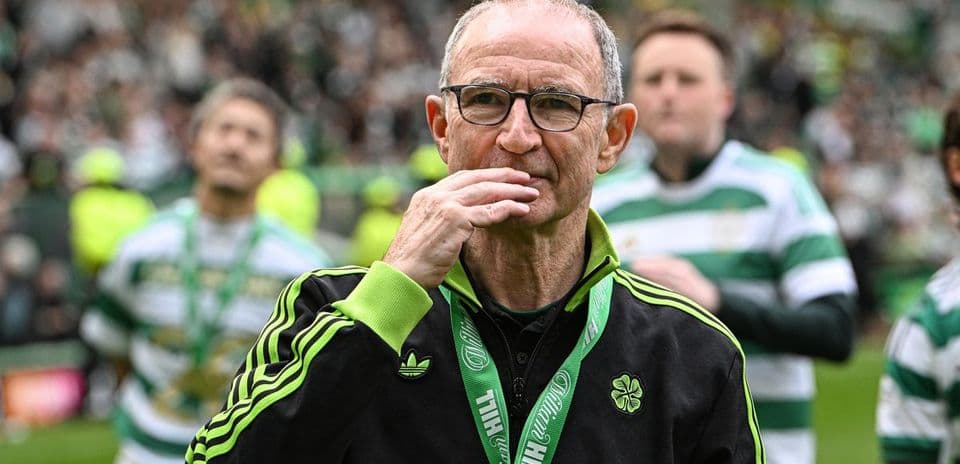 Entrenador con medalla en celebración de equipo