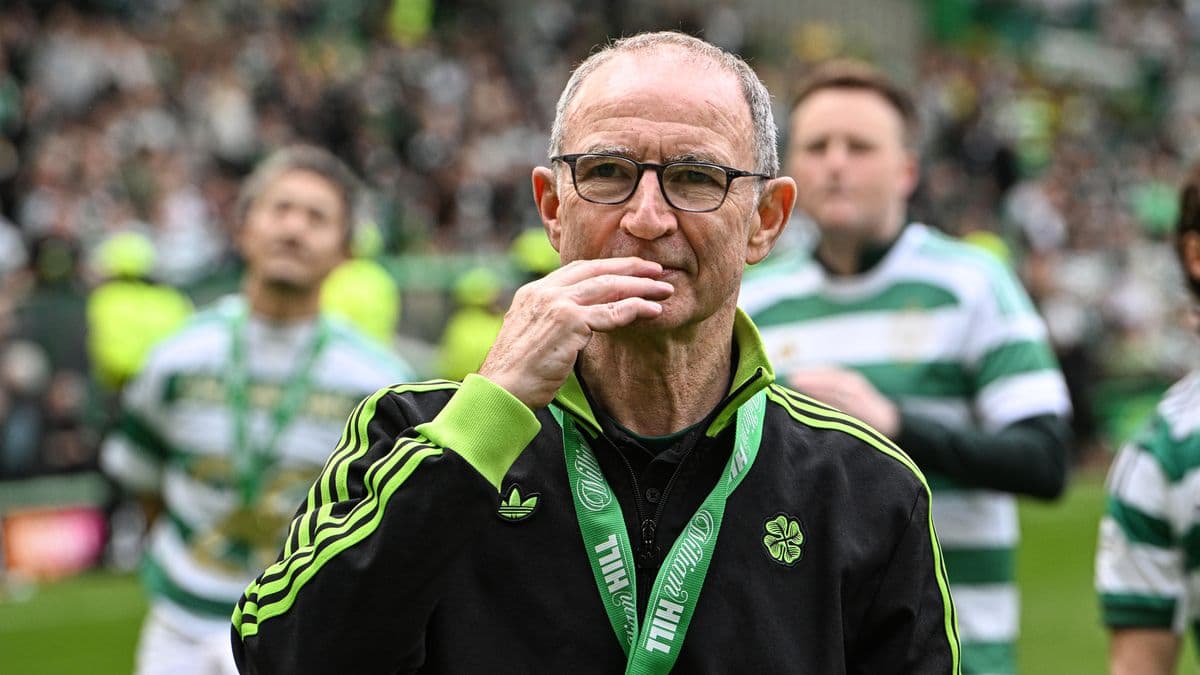 Entrenador con medalla en celebración de equipo