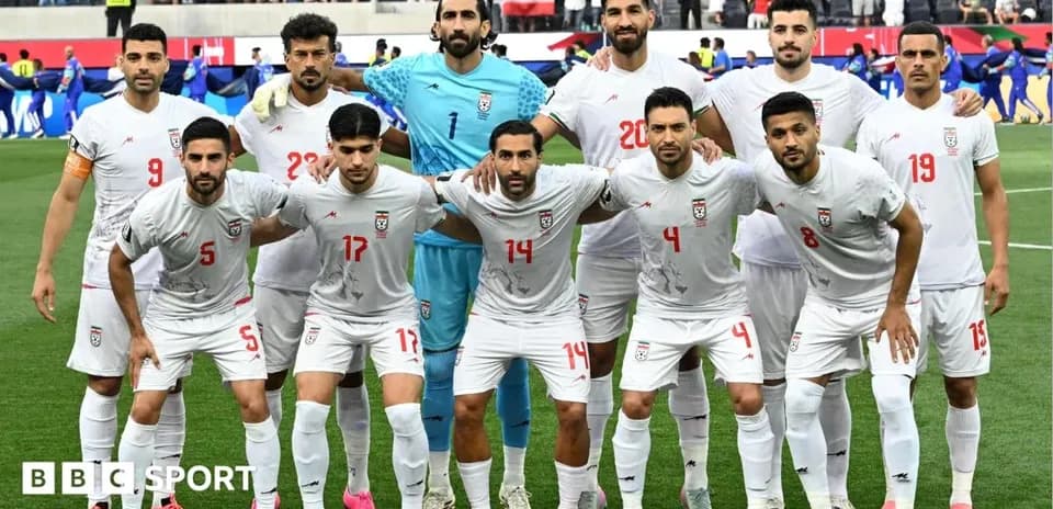 Equipo de fútbol iraní posando antes del partido