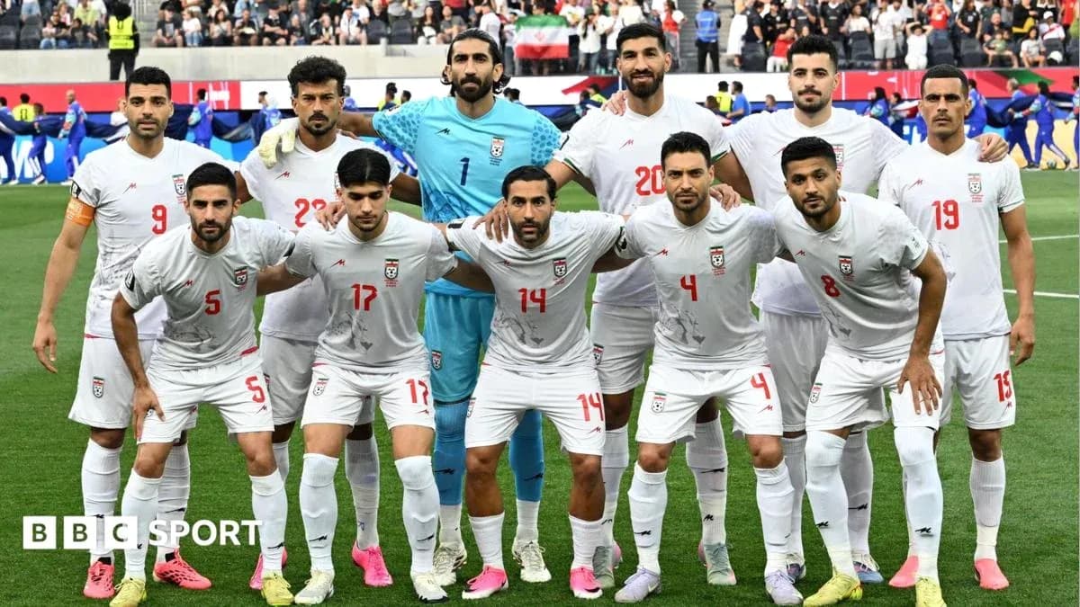 Equipo de fútbol iraní posando antes del partido