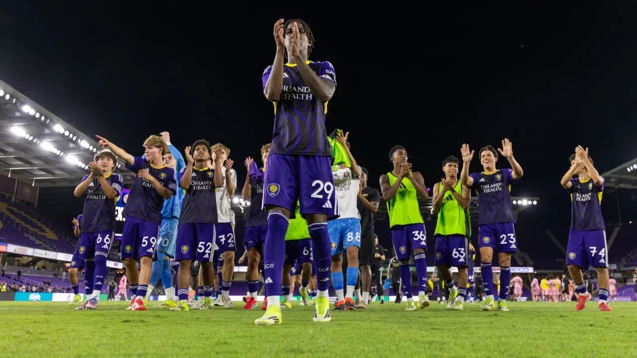 Jugadores de Orlando City II aplaudiendo tras el partido