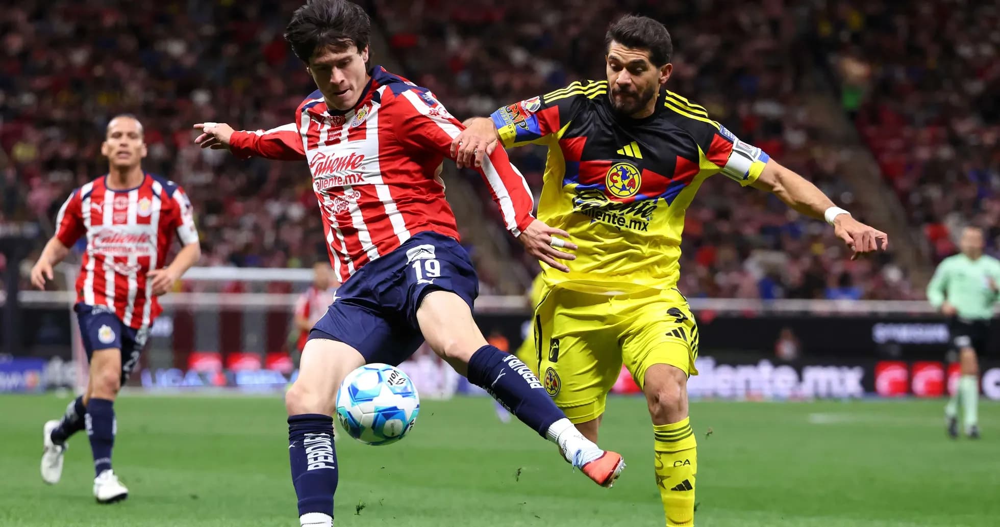 Jugadores de Club América y Chivas en acción