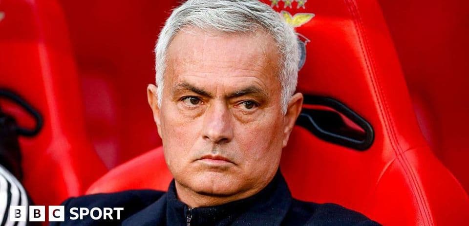 Entrenador sentado en banco durante el partido