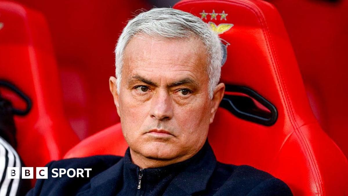 Entrenador sentado en banco durante el partido