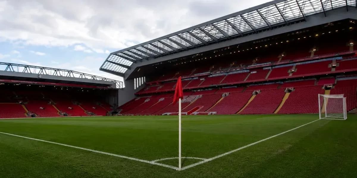 Vista del campo en Anfield con banderín de córner