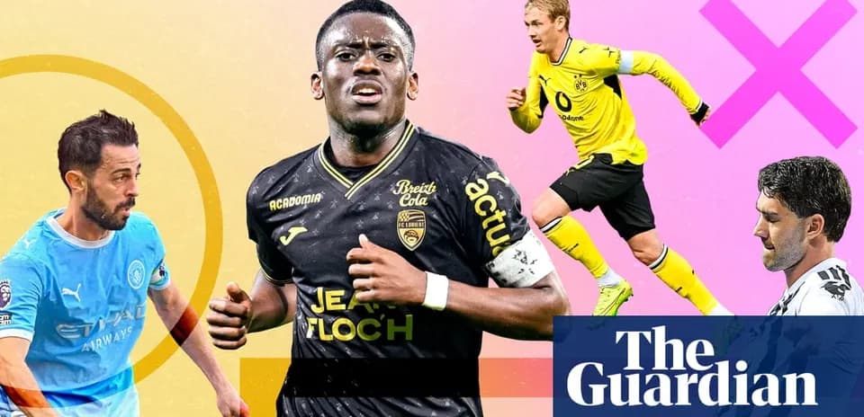 Cuatro jugadores de fútbol en diferentes poses de acción