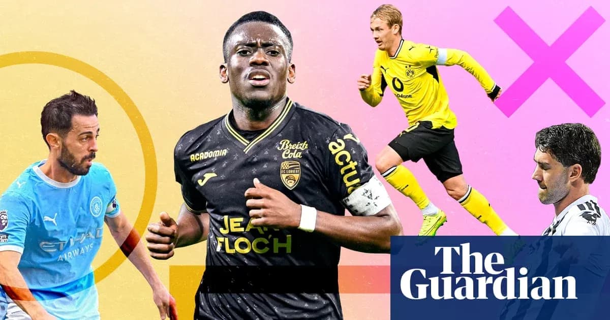 Cuatro jugadores de fútbol en diferentes poses de acción