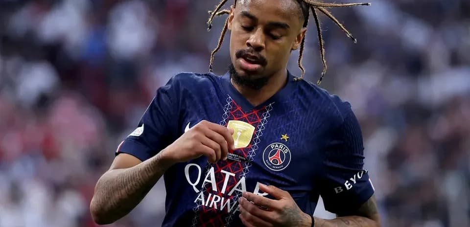 Jugador de PSG mostrando medalla en el pecho