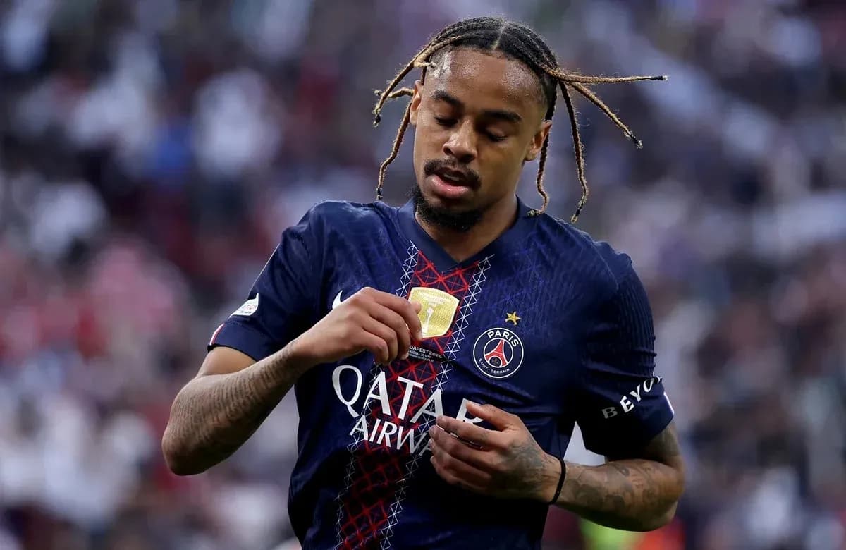 Jugador de PSG mostrando medalla en el pecho