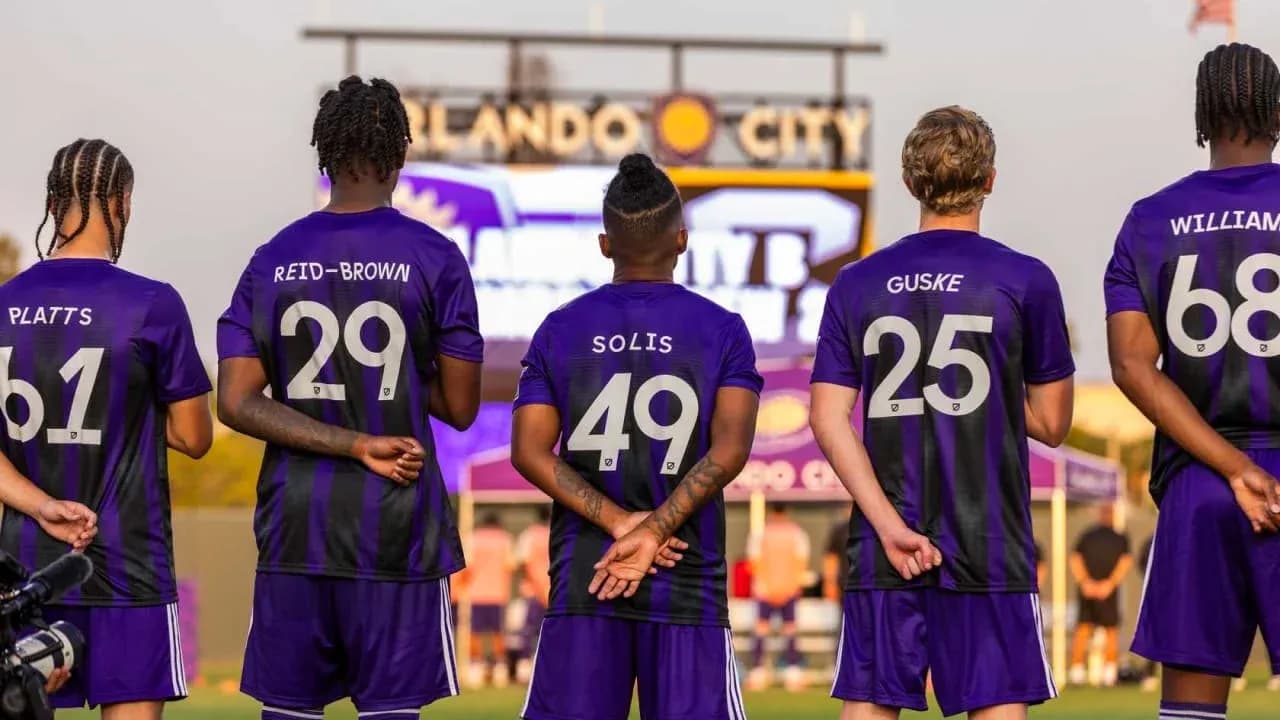 Jugadores de Orlando City II en uniforme