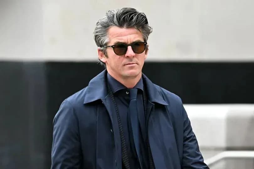 Hombre con gafas de sol caminando por la calle