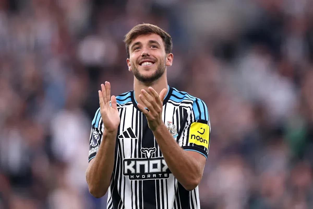 Jugador de Newcastle aplaudiendo en el campo