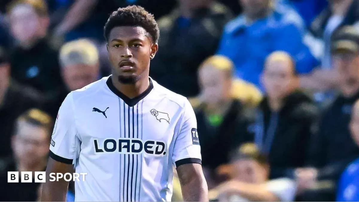 Jugador de Derby County en el campo durante el partido