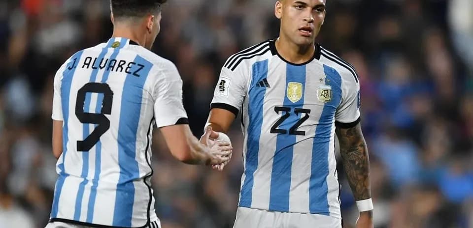 Jugadores de Argentina se saludan en el partido